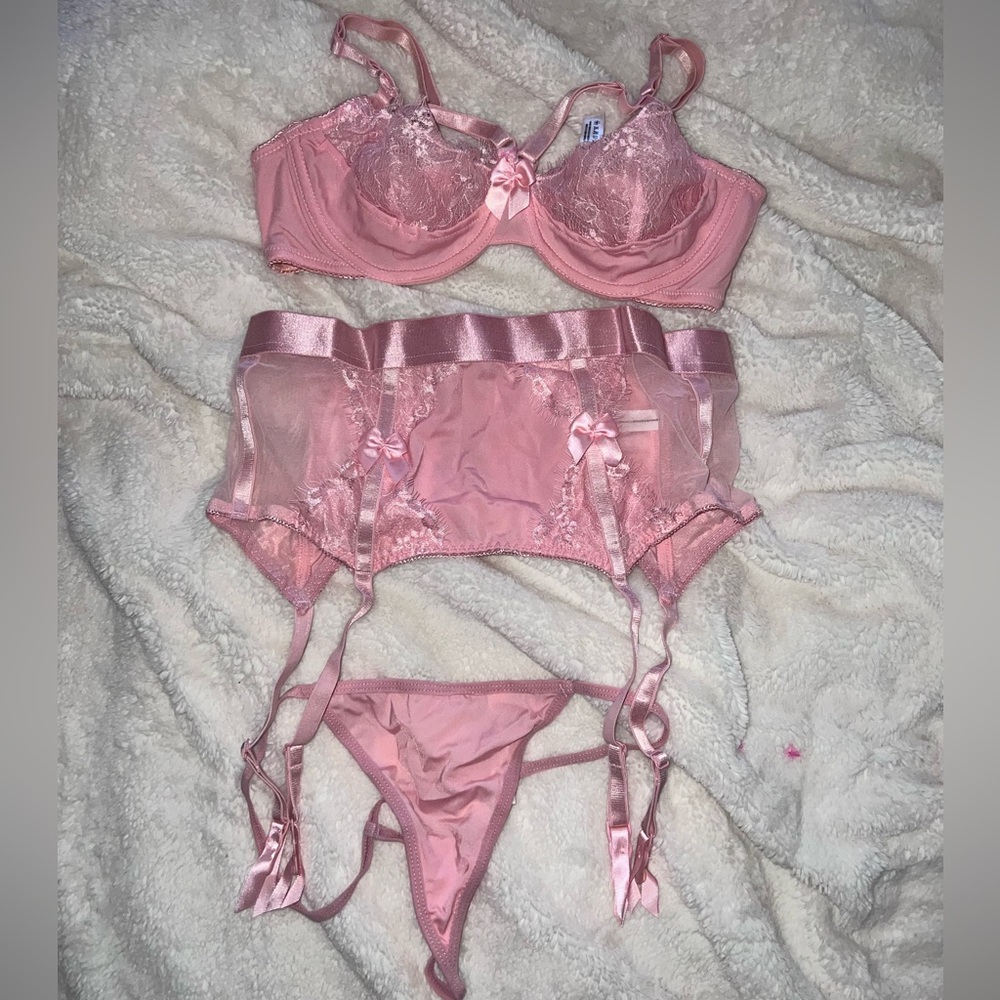 Fashion Nova pink lace 3 piece lingerie set, bra with garter belt NWOT